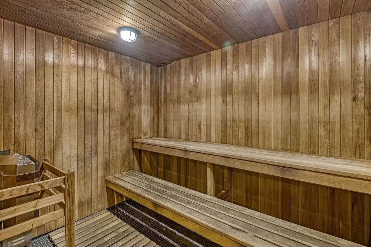 Luxury 2Br - Subway/Pool/Gym/Sauna + Free Parking Toronto