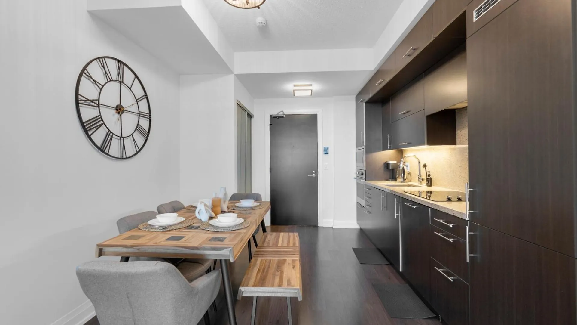 Apartment Luxury 2Br - Subway/Pool/Gym/Sauna + Free Parking Toronto