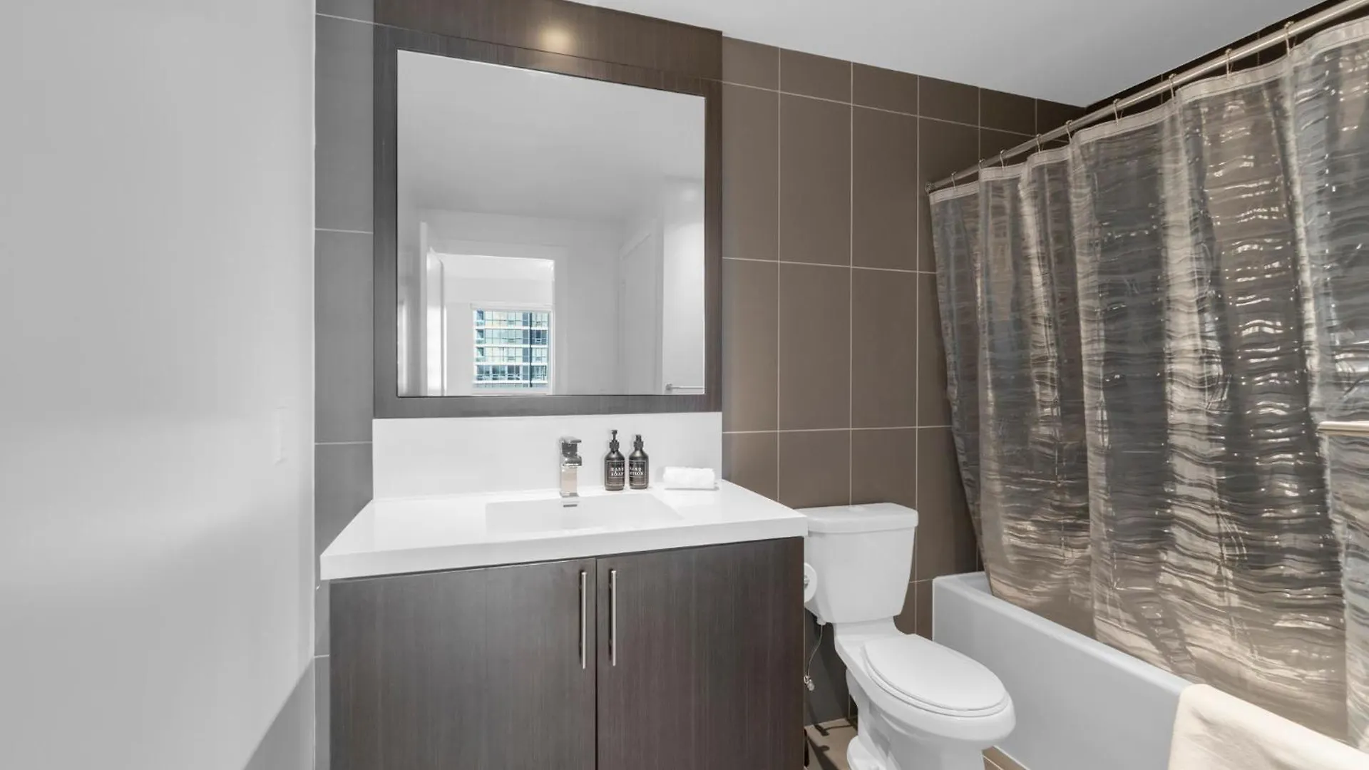 Apartment Luxury 2Br - Subway/Pool/Gym/Sauna + Free Parking Toronto