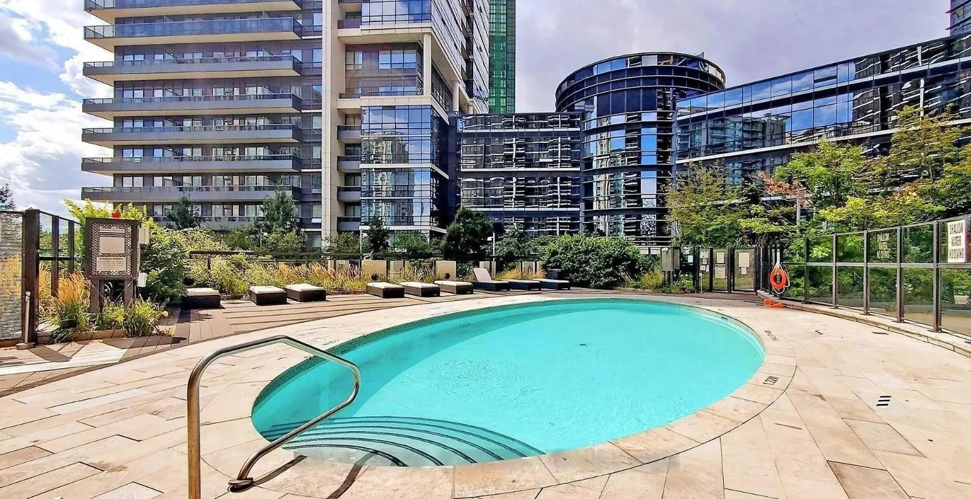 Luxury 2Br - Subway/Pool/Gym/Sauna + Free Parking Toronto 0*,
