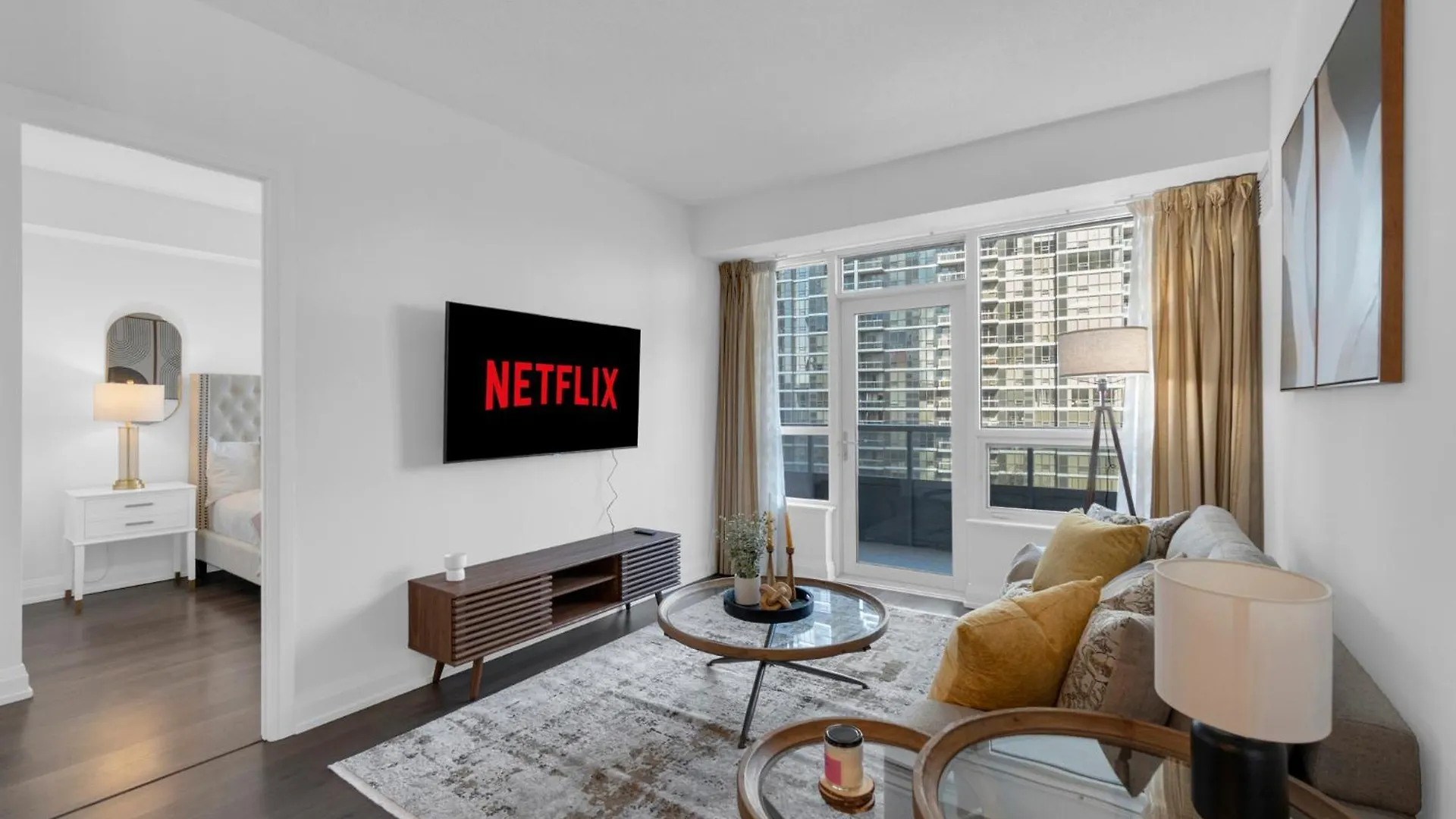 Luxury 2Br - Subway/Pool/Gym/Sauna + Free Parking Toronto Apartment