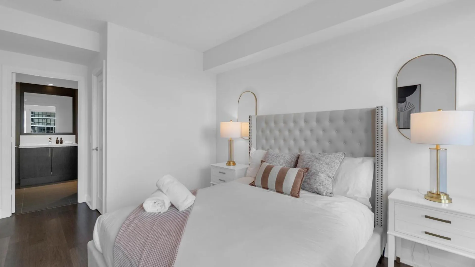 Luxury 2Br - Subway/Pool/Gym/Sauna + Free Parking Toronto 0*,  Canada