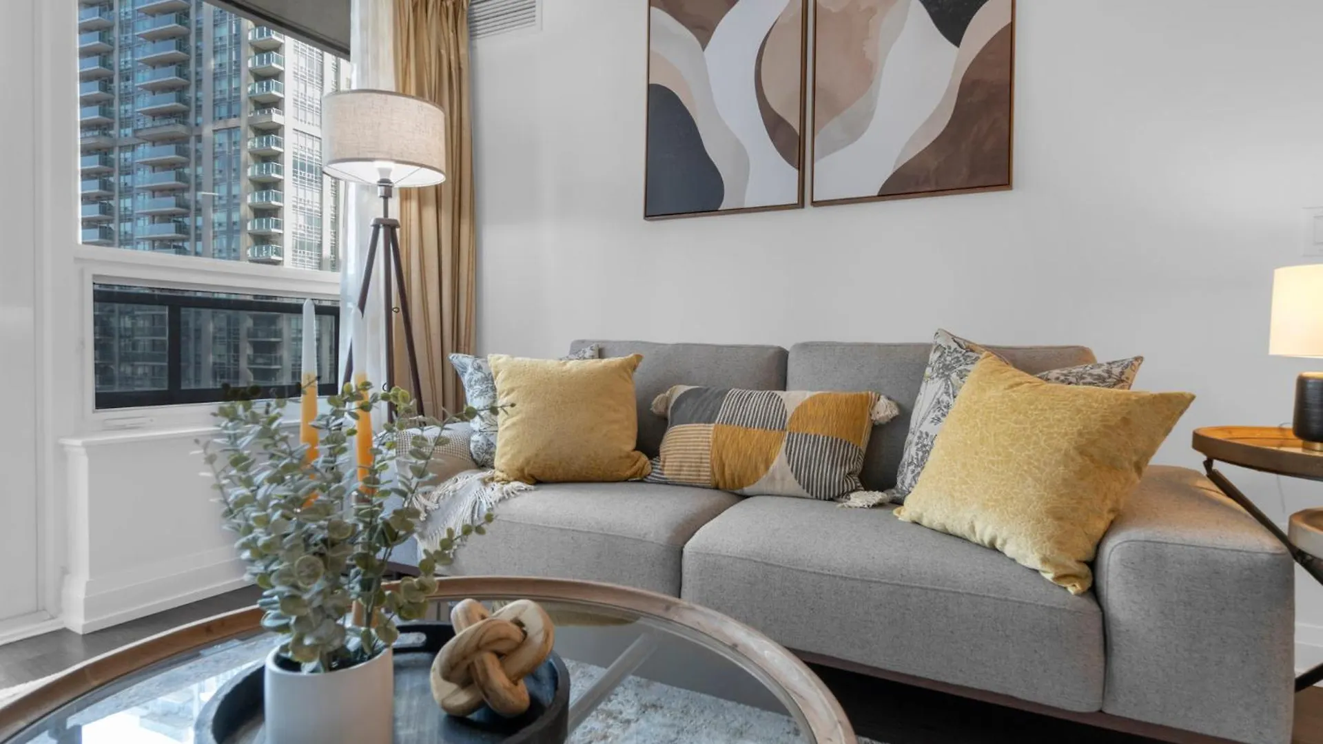Luxury 2Br - Subway/Pool/Gym/Sauna + Free Parking Toronto Apartment