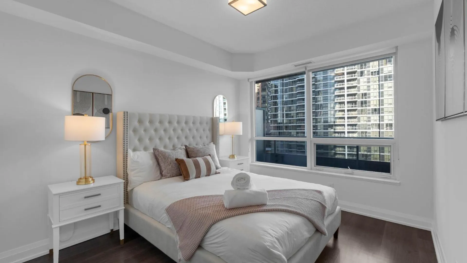 Apartment Luxury 2Br - Subway/Pool/Gym/Sauna + Free Parking Toronto Canada
