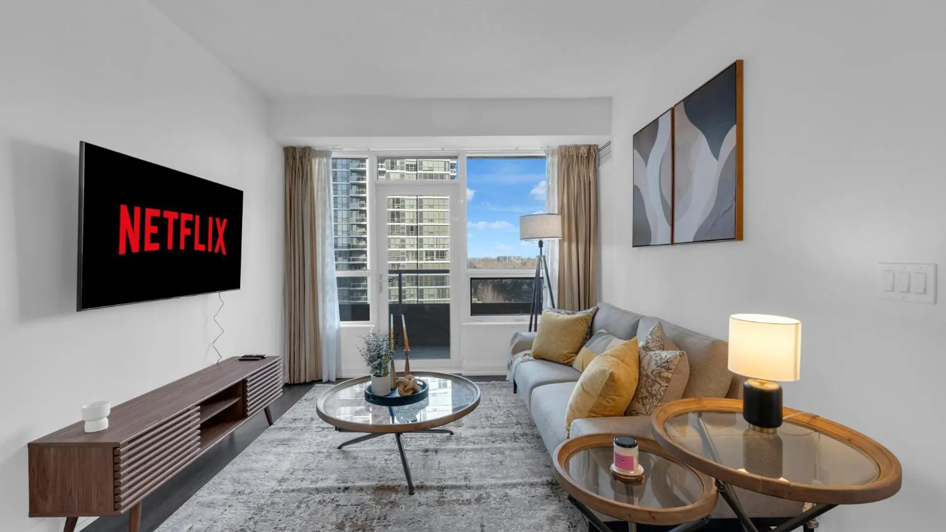 Luxury 2Br - Subway/Pool/Gym/Sauna + Free Parking Toronto Canada