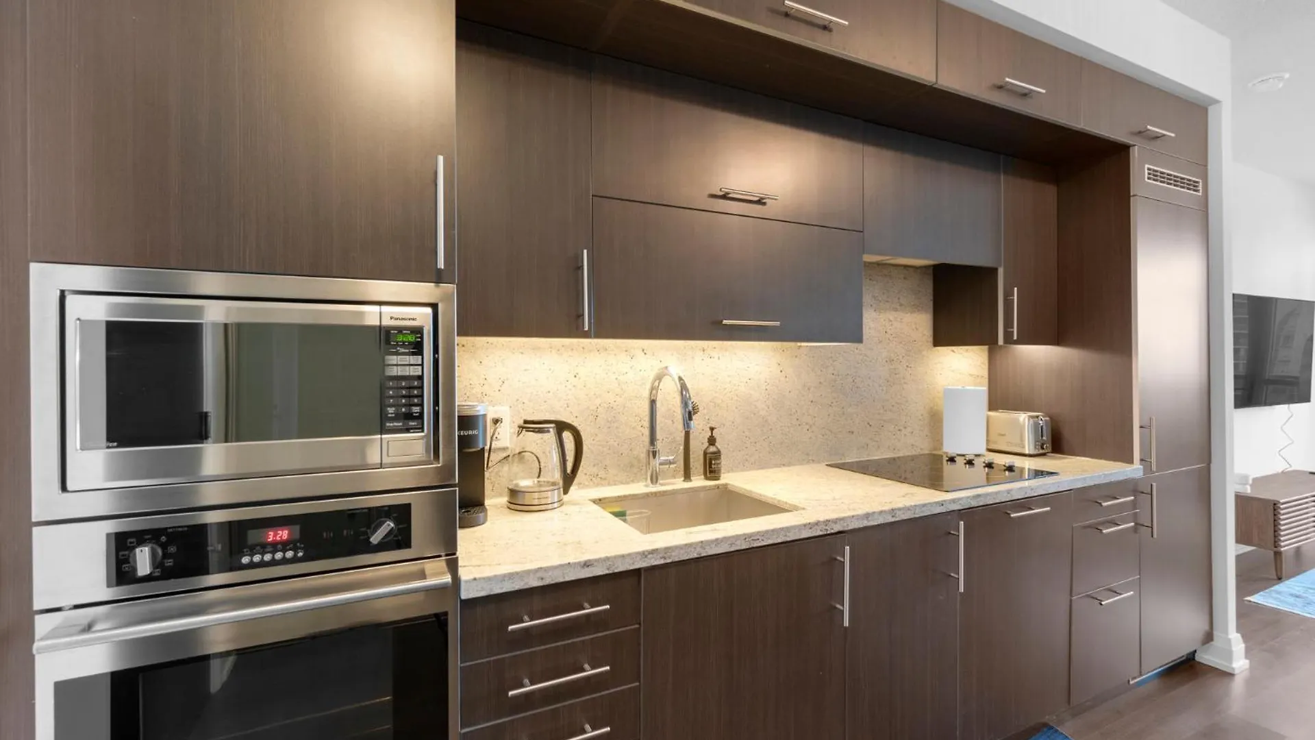 Apartment Luxury 2Br - Subway/Pool/Gym/Sauna + Free Parking Toronto Canada