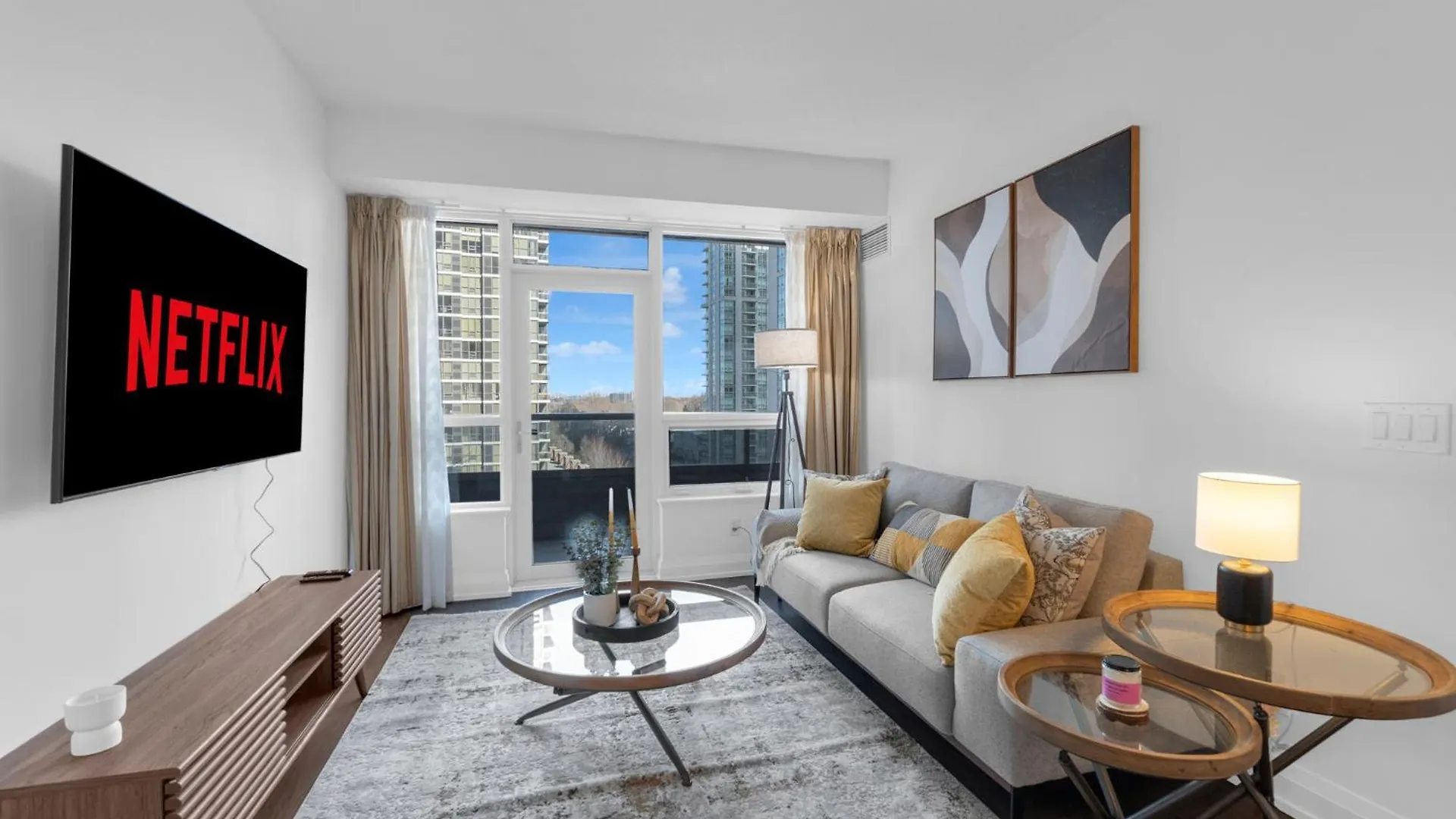 Luxury 2Br - Subway/Pool/Gym/Sauna + Free Parking Toronto