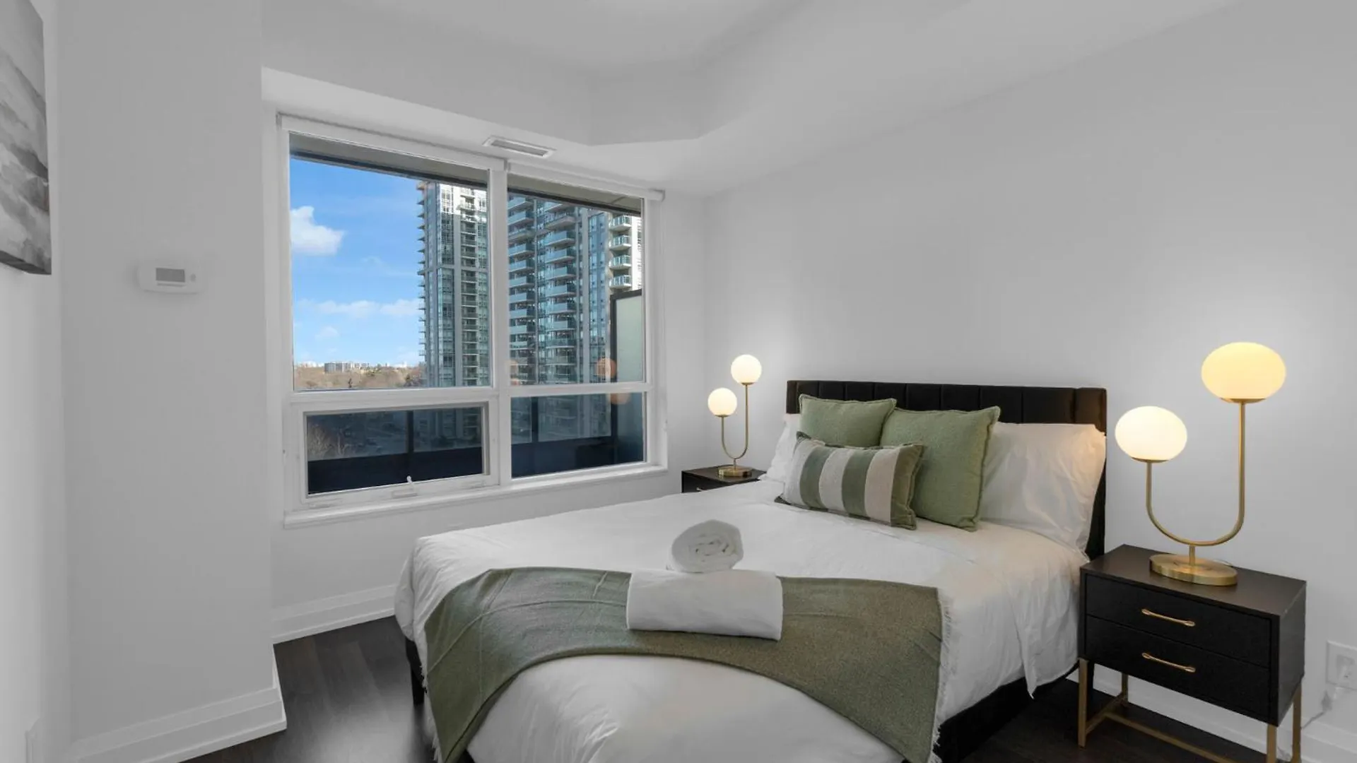 Luxury 2Br - Subway/Pool/Gym/Sauna + Free Parking Toronto 0*,