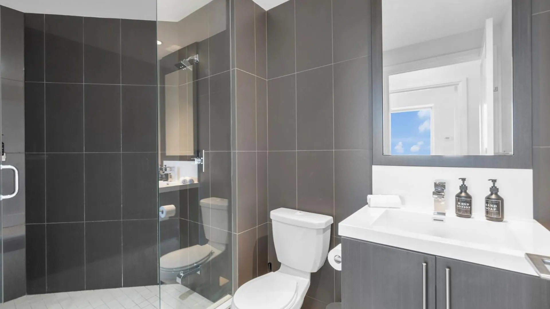 Luxury 2Br - Subway/Pool/Gym/Sauna + Free Parking Toronto Kanada