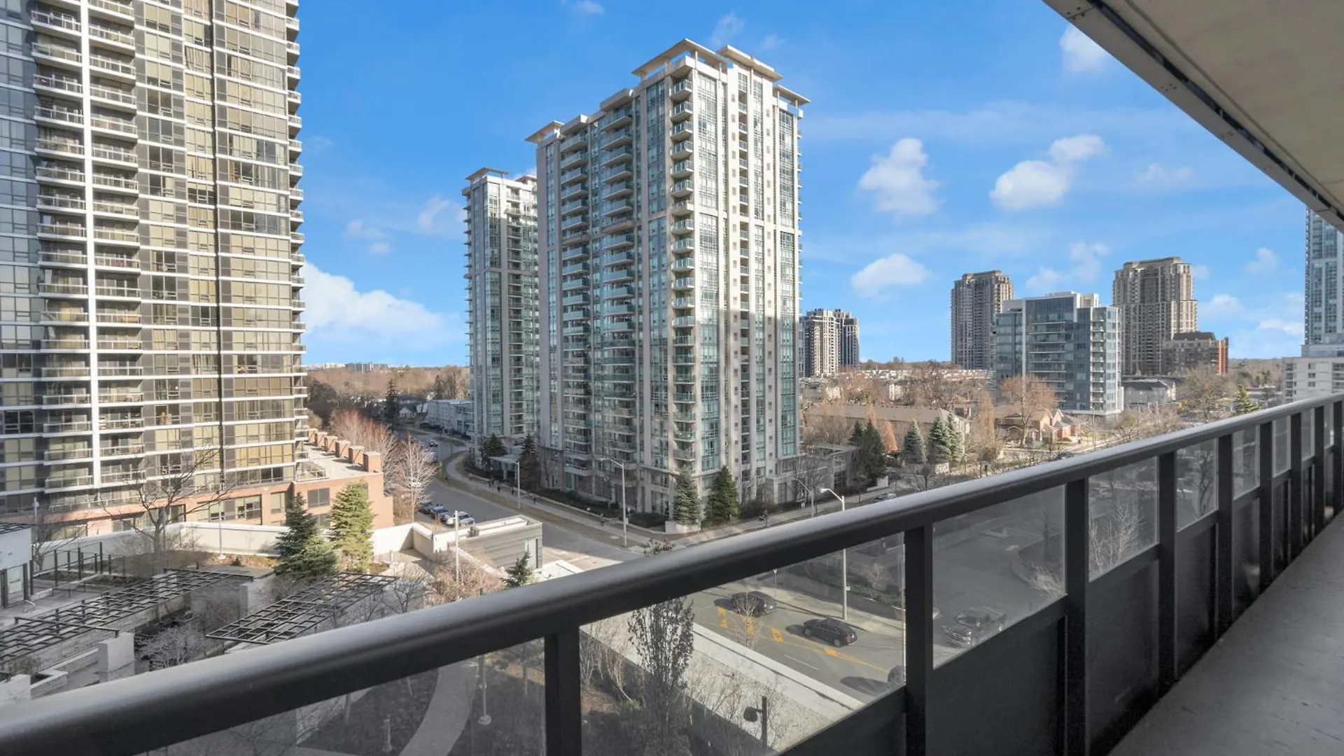 Luxury 2Br - Subway/Pool/Gym/Sauna + Free Parking Toronto